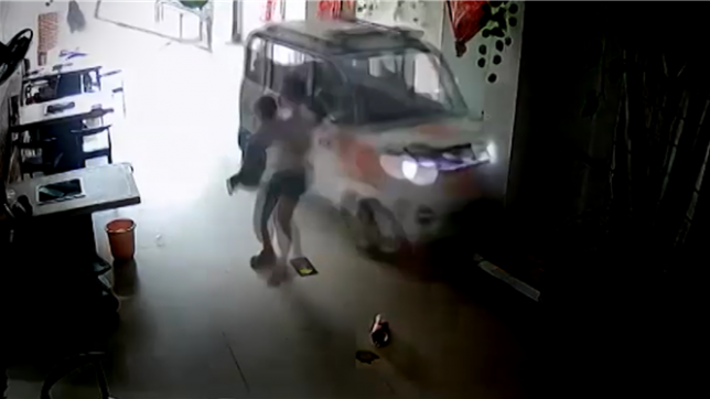 Une fillette de 11 ans sauve sa petite sœur d’une voiturette hors de contrôle.