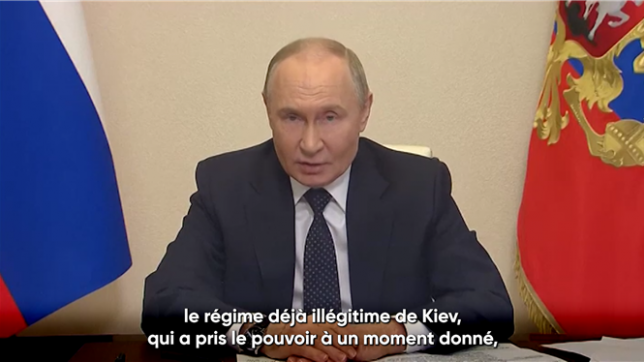 Lors d'une réunion en visioconférence, le président russe Vladimir Poutine semble revenir sur ses précédents commentaires exprimant sa volonté de rencontrer son homologue ukrainien Volodymyr Zelensky dans le cadre de discussions directes, arguant que le gouvernement de Kiev s'est transformé en organisation terroriste à la suite des attaques de sabotage ferroviaire à Briansk et Koursk le week-end dernier, pour lesquelles Moscou a blâmé Kiev.