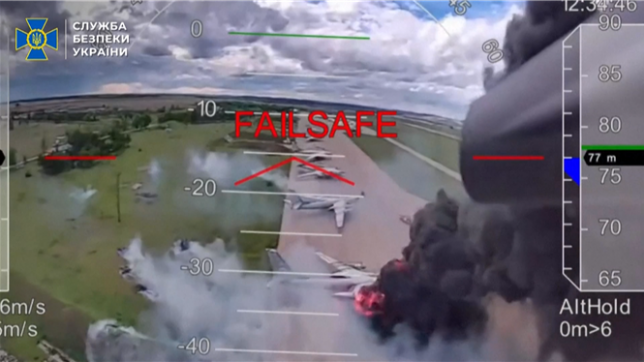 Le Service de sécurité ukrainien diffuse des images montrant, selon lui, des drones détruisant des avions militaires russes en plein cœur de la Russie. Kiev a revendiqué une attaque coordonnée par drones contre plusieurs bases aériennes russes très éloignées de l'Ukraine, affirmant avoir détruit ou endommagé plusieurs bombardiers stratégiques, des avions qui peuvent être employés pour bombarder l'Ukraine mais sont aussi prévus pour emporter des armes nucléaires et entrent dans le cadre de la doctrine nucléaire russe.