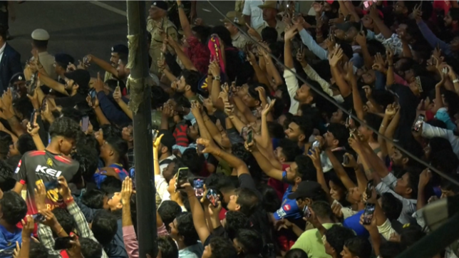 Il y avait une foule énorme et je me suis faite piétiner, témoigne une femme blessée lors de la bosculade lors du retour d’une équipe de cricket en Inde. La bousculade a fait onze morts dans la ville indienne de Bangalore au moment où une foule immense fêtait le retour victorieux de l'équipe locale de cricket, a annoncé un ministre d'Etat. Les fans étaient présents pour célébrer leurs héros, les Royal Challengers Bengaluru, après leur victoire contre les Punjab Kings dans une finale palpitante de l'Indian Premier League de cricket.