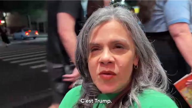 Donald Trump a décidé d'interdire aux ressortissants de 12 pays d'entrer aux Etats-Unis afin de protéger le pays de terroristes étrangers, et imposé des restrictions contre 7 autres Etats. Dans les rues de New York, on est partagé entre indignation et résignation.