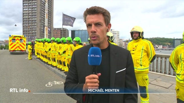 En direct de Liège, Michaël Menten revient les funérailles du sapeur Maxime Coessens, décédé en intervention lors de l'incendie à la prison de Lantin. Des haies d'honneur ont été formées lors du passage du cercueil du pompier devant la caserne de Liège et en d'autres endroits.