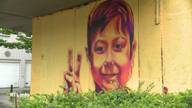 Une fresque à l'effigie de Fabian a été peinte sur la façade d'un bâtiment à Anderlecht. Elle se situe près de square Jacques Brel et représente Fabian, faisant le signe V avec les doifts.