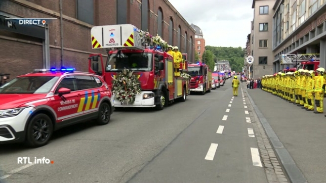 En direct de la Cathédrale Saint-Paul à Liège, Samuel Ledoux revient sur les funérailles de Maxime Coessens qui auront lieu à 14 heures. Le cortège funéraire s'est mis en route et s'est arrêté devant la caserne des pompiers de Liège.