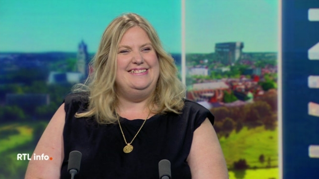 Invitée du RTL Info 13h., Carène Ponte présente son nouveau roman intitulé,  Recherche Lily désespérément.