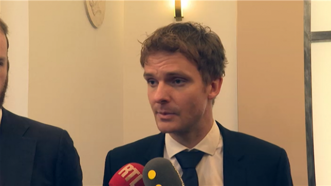 Le parquet de Paris a truqué ce dossier en ayant recours à un faux, affirme l'avocat de Stéphane Plaza, agent immobilier vedette de M6, condamné le 18 février dernier à douze mois de prison avec sursis pour des violences régulières sur une ancienne compagne. M. Plaza a été détruit publiquement par cette procédure. Sa réhabilitation doit être publique aussi, ajoute t-il, à l'issue d'une conférence de presse de l'animateur.