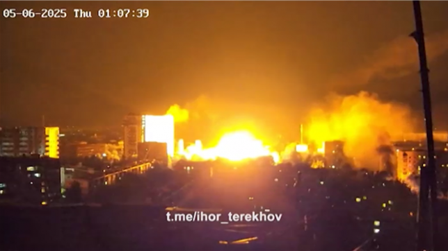 Images diffusées sur Telegram par le maire de Kharkiv, Igor Terekhov, qui montreraient le moment où des drones russes frappent des immeubles résidentiels dans la ville de Kharkiv. Selon les premiers rapports des services d'urgence de l'État, des nouvelles frappes de drones russes ont fait au moins 17 blessés, dont quatre enfants.