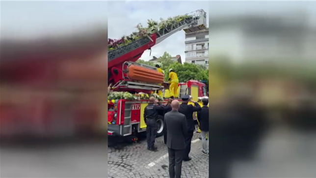 Des centaines de collègues, un représentant du roi et le ministre de l’Intérieur rendent hommage ce jeudi au sapeur-pompier décédé en intervention.