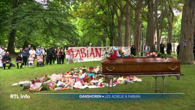 Près de 300 personnes se sont rassemblées ce midi au Parc Elisabeth, à Ganshoren, autour du cercueil du jeune Fabian. Une manière pour ces personnes et les proches de lui dire adieu.