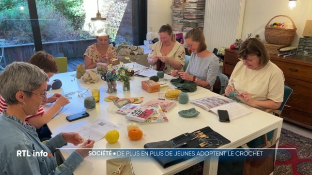 Alors qu'on le pensait réservé aux grands-mères, le crochet fait un retour en force auprès des jeunes et cela, grâce aux réseaux sociaux. Des ateliers et cours à distance sont consacrés à cette activité.