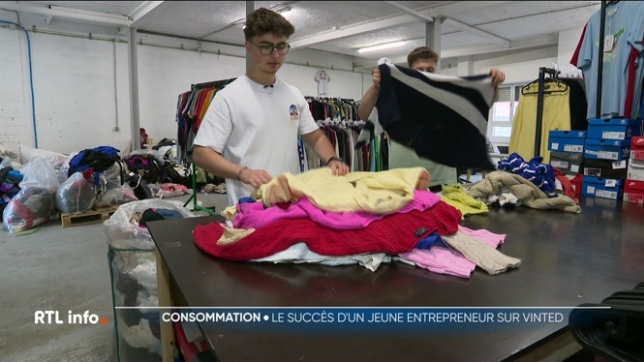 Noa, 20 ans, s'est lancé dans la vente de vêtements de seconde main. Chaque mois, il vend en ligne plus de 2.000 vêtements, ce qui peut lui permettre de faire un chiffre d'affaires jusqu'à 35.000 euros par mois. Eclairage sur ce modèle économique et sur le quotidien des professionnels de la seconde
