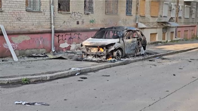 Façades éventrées, immeubles résidentiels endommagés : l'armée russe a lancé une vague d'attaques sur le centre de Kherson, dans le sud de l'Ukraine, larguant des missiles guidés avant de bombarder la zone avec des chars et de l'artillerie, selon des responsables ukrainiens.