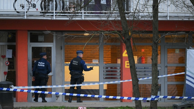 Police officers stand behind a police cordon at an investigation area at the « Cite du Peterbos » neighbourhood, where a man was killed overnight in a new shooting linked to drug trafficking in the municipality of Anderlecht, Brussels, on February 7, 2025. It is the third shooting since the morning of February 5 in Anderlecht, which has several known drug sales points – trafficking hotspots identified by the authorities. (Photo by NICOLAS TUCAT / AFP)
