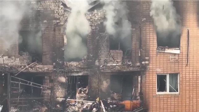 Des frappes russes sur les villes ukrainiennes de Kharkiv et de Kherson ont fait cinq morts et plus de 20 blessés dans la nuit de vendredi à samedi, après la promesse de Moscou d’une riposte à la destruction d’une partie de sa flotte aérienne dimanche.