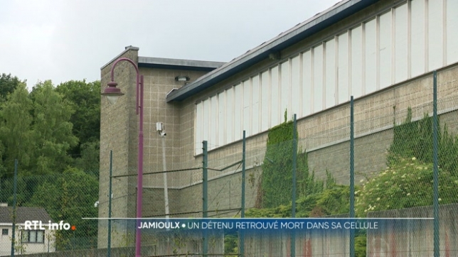 Que s'est-il passé la semaine dernière à la prison de Jamioulx ? Un détenu de 61 ans a été retrouvé mort dans sa cellule. La justice a ouvert une enquête. Ce serait son codétenu, bien connu pour des faits de violence, qui l'a battu a mort sans que personne s'en aperçoive.