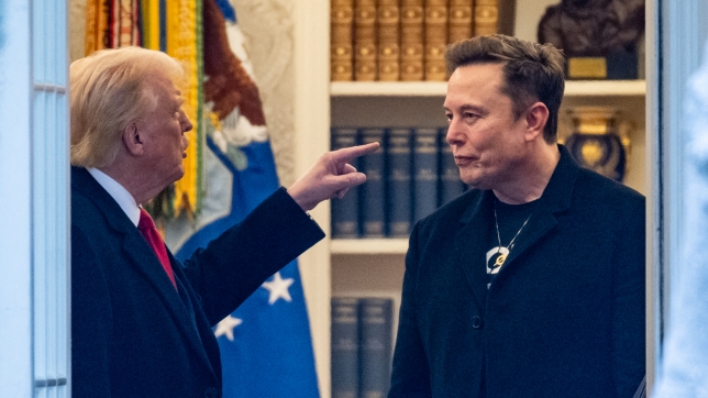 Le président américain Donald Trump et Elon Musk s’entretiennent dans le bureau ovale avant de quitter la Maison Blanche à Washington, DC, pour se rendre à la résidence de Trump à Mar-a-Lago à Palm Beach, en Floride, le 14 mars 2025.