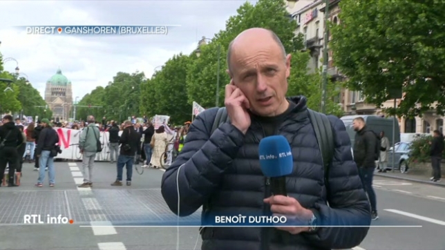 En direct, Benoît Duthoo explique qu'un rassemblement a lieu ce dimanche dans le parc Elisabeth, à Ganshoren, où le petit garçon a perdu la vie. La marche silencieuse se dirige en ce moment vers le commissariat de police de Molenbeek.