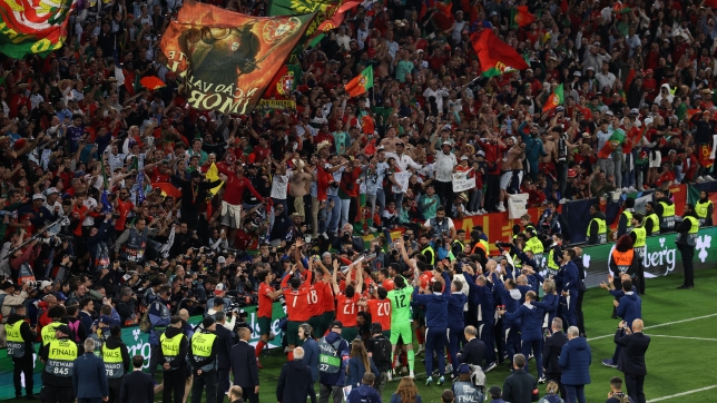 L’équipe du Portugal célèbre avec les supporters après avoir remporté la finale de la Ligue des Nations de l’UEFA contre l’Espagne à Munich, dans le sud de l’Allemagne, le 8 juin 2025. (Photo par Alexandra BEIER / AFP)