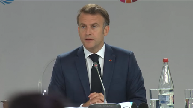Depuis Nice, Emmanuel Macron défend les biens communs de la planète : « Les abysses, le Groenland, l’Antarctique ou la haute mer ne sont pas à vendre », déclare-t-il face aux ambitions territoriales, notamment américaines.