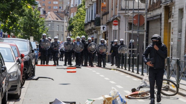 Affrontements entre les manifestants et la police à la fin d’une marche silencieuse en mémoire de Fabian, 11 ans, décédé lundi dernier après avoir été poursuivi et renversé par une voiture de police, au parc Elisabeth à Ganshoren, Bruxelles, le dimanche 08 juin 2025.