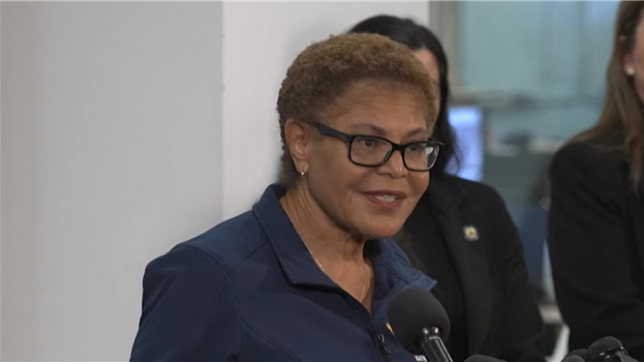 Rendez le pouvoir à notre gouverneur, déclare Karen Bass, maire de Los Angeles, alors que l'administration du président américain Donald Trump annonce l'envoi de 700 Marines américains et de milliers de soldats supplémentaires de la Garde nationale dans la deuxième ville la plus peuplée du pays. Nous n'avions pas besoin de la Garde nationale, ajoute Mme Bass lors d'une conférence de presse au quatrième jour des manifestations contre les raids d'immigration, imputant le chaos à l'intervention du gouvernement fédéral.