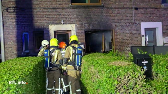 Deux personnes, une mère et son fils, ont été blessées lors d'un incendie, la nuit dernière, à Couillet. Le jeune homme sauté du 1er étage pour échapper aux flammes tandis que sa maman a été sauvée par les pompiers.