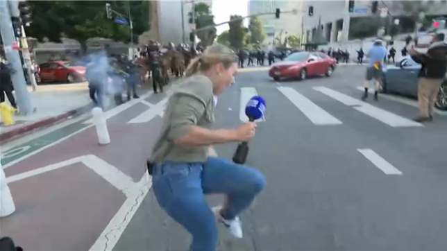 Des images de Nine Network Australia montrent le moment où Lauren Tomasi, correspondante de la chaîne australienne 9 News, est touchée à la jambe par une balle en caoutchouc en plein direct alors qu'elle couvrait les manifestations à Los Angeles le 9 juin.