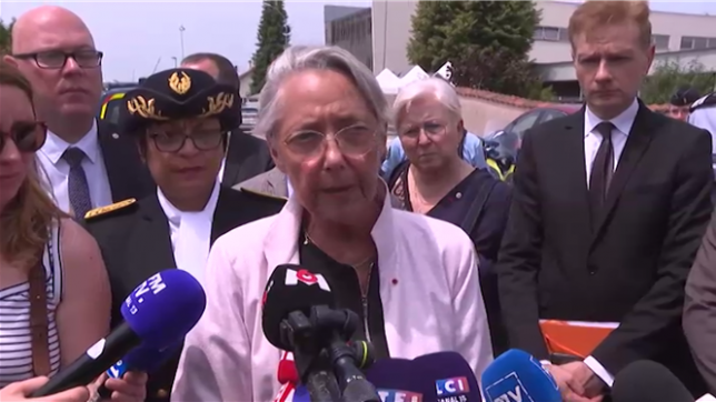 L'élève de 14 ans qui a mortellement poignardé une surveillante lors d'un contrôle des sacs devant son collège à Nogent (Haute-Marne) est un jeune d'une famille dont les deux parents travaillent, qui ne présentait pas de difficultés particulières, qui était ambassadeur harcèlement, déclare sur place la ministre de l'Éducation Elisabeth Borne, soul ignant que ses professeurs sont totalement sidérés de ce qui a pu se produire.