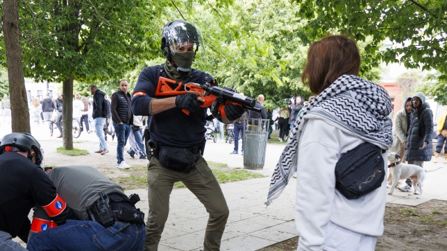 Une personne est arrêtée tandis qu’un policier tient une arme moins létale FN 303, lors des affrontements entre les manifestants et la police à la fin d’une marche silencieuse en mémoire de Fabian, 11 ans.