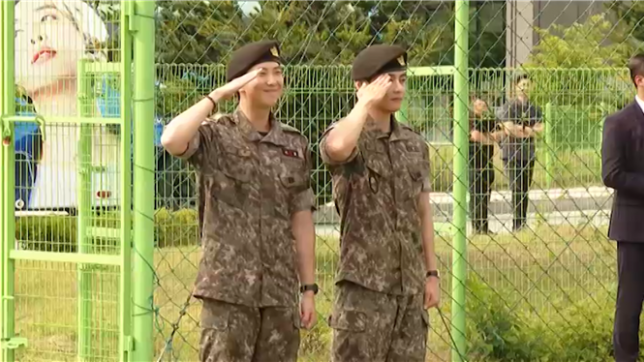 Les stars du groupe phénomène de K-pop BTS, RM et V, ont été libérés mardi de leur service militaire obligatoire en Corée du Sud, avant-dernière étape du retour du boys band au complet prévu d'ici la fin du mois.