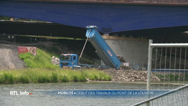 Trois mois après l'arrêt des travaux sur le pont qui s'était effondré sur la E42 à La Louvière, les opérations de démolition ont repris. La priorité est de libérer la voie d'eau pour la reprise du trafic fluvial, le 22 août, mais il n'y a aucune date pour la fin du chantier.