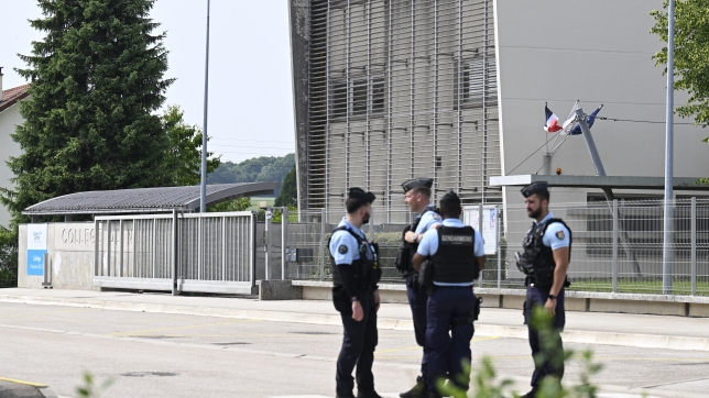 Des gendarmes devant l’école.