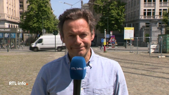 Lundi dernier, Fabian, 11 ans, a été percuté par un véhicule de police dans le parc Elisabeth. L'enquête se poursuit. L'homme qui conduisait a été placé en détention provisoire. Le point en direct avec Loïc Parmentier.