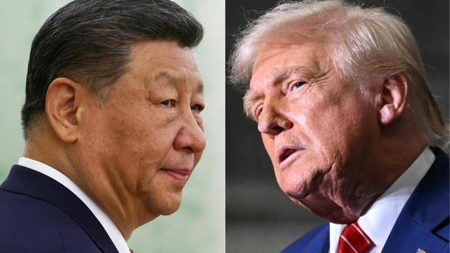 Le président chinois Xi Jinping au Kremlin à Moscou le 8 mai 2025 et le président américain Donald Trump à US Steel – Irvin Works à West Mifflin, Pennsylvanie, le 30 mai 2025.