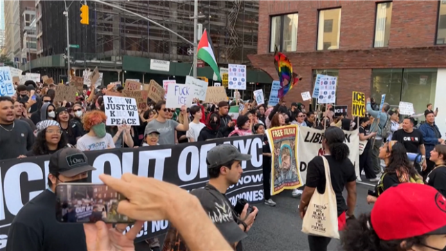 ICE, hors de New York, ont scandé des milliers de manifestants, dans les rues de New York pour protester contre la politique migratoire de Donald Trump