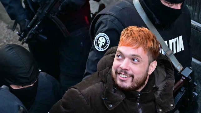 Le condamné français et trafiquant de drogue Mohamed Amra (à droite) est escorté par des policiers hors de la Cour d’appel de Bucarest le 23 février 2025, à l’issue d’une audience, un jour après son arrestation en vertu d’un mandat d’arrêt européen.