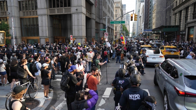 Des manifestants se rassemblent lors d’une manifestation « ICE Out Of NYC » contre les services d’immigration et de douane américains (ICE) et les opérations fédérales d’immigration, à New York, le 10 juin 2025.