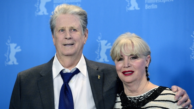 L’ancien Beach Boy Brian Wilson (G) et sa femme Melinda Ledbetter posent le 8 février 2015.