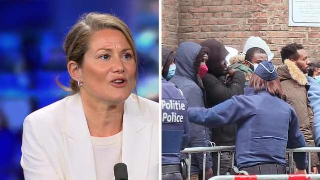 Une photo d’illustration montre des personnes attendant à l’extérieur lors de l’accueil des réfugiés devant le Petit Château, à Bruxelles, mardi 15 mars 2022.