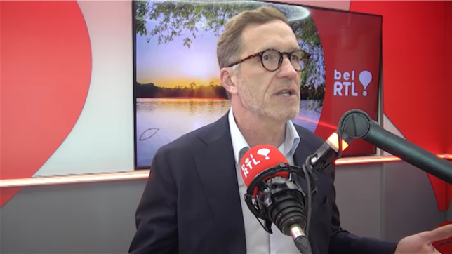 Le président du parti socialiste a déposé une proposition de loi pour introduire une taxe sur le patrimoine des Belges qui détiennent plus de 5 millions €. Il veut également déposer des textes pour taxer les superprofits des entreprises actives dans le secteur de l’énergie ainsi que les banques. Mais le PS a-t-il une majorité au Parlement pour faire voter ces textes ? Paul Magnette répond aux questions de Martin Buxant.