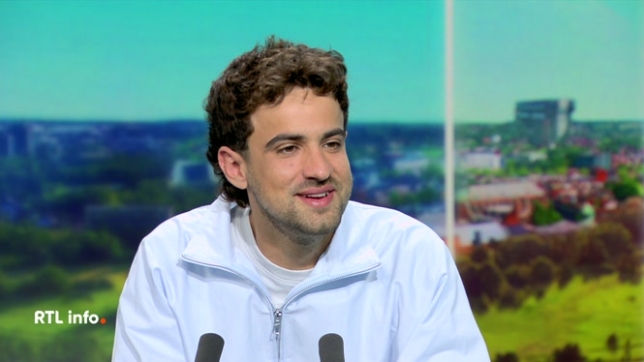 Originaire du sud-ouest de la France, Tom Baldetti s'est fait connaître sur les réseaux sociaux grâce à son personnage de Tom la sardine, le cliché d'un Marseillais aussi désabusé que farfelu. Le jeune homme présentera son spectacle Tome 1 au centre culturel d'Auderghem le 24 juin prochain.