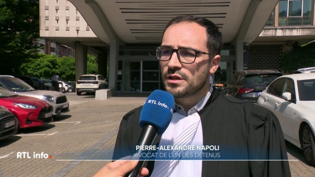Les autorités ont démantelé un vaste trafic international d'armes. Entre 500 et 1.000 armes cachées dans des meubles ont été saisies; des armes envoyées en Belgique depuis la Turquie. Hier, une vingtaine de perquisitions ont été menées. Et ce soir, 8 personnes sont sous mandat d'arrêt.