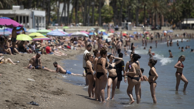 Une plage remplie de vacanciers en Espagne.