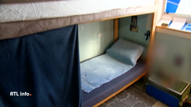 Ils partageaient la même cellule et le suspect est en aveu. Il a été placé dans un autre établissement. Selon le parquet de Charleroi, la responsabilité des agents pénitentiaires ne semble pas être mise en cause.