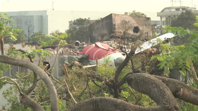 Crash d'un avion Air India: impresssionnantes images de l'épave de l'appareil au milieu des bâtiments