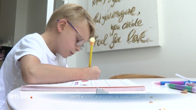 Si les stocks sont remplis pour l’instant, elle anticipe et prévient la période des grandes vacances. En plus des accidents, opérations ou accouchements difficiles, il y a des personnes qui ont besoin d’un don de sang pour assurer leur traitement. C’est le cas du petit Arthur à Liège.