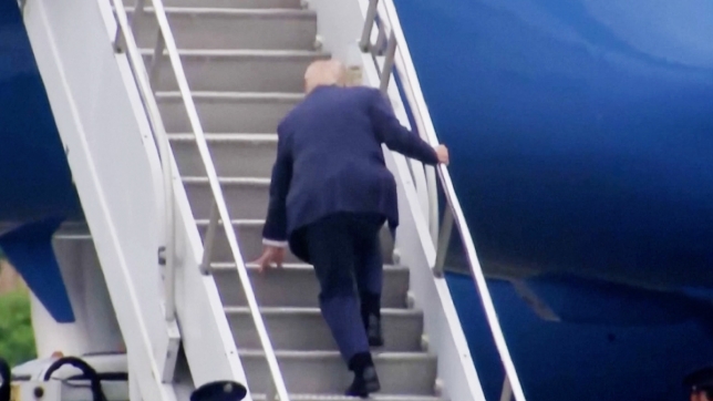Donald Trump trébuche sur les marches d’Air Force One