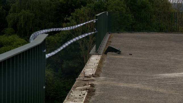 La voiture est passée au-delà de la barrière à Lanaye, en province de Liège