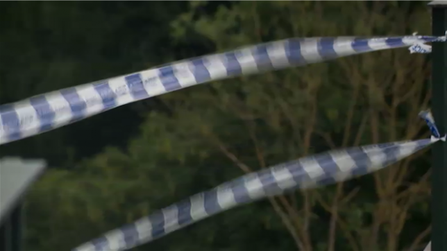 Une personne est restée coincée pendant 40 minutes samedi après-midi dans une voiture tombée dans l’eau à hauteur du barrage de Lanaye (Visé, province de Liège), indiquent les pompiers de Liège.