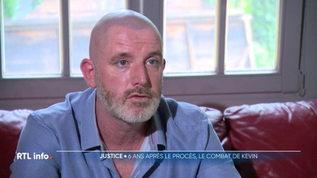 En 2014, Kévin et l'un de ses amis ont été pris pour cible par un policier ivre lors de la kermesse de Bonsin. En 2019, l'auteur des faits était condamné. Mais 6 ans plus tard, Kévin se dit toujours blessé physiquement, psychologiquement et abandonné par la justice.